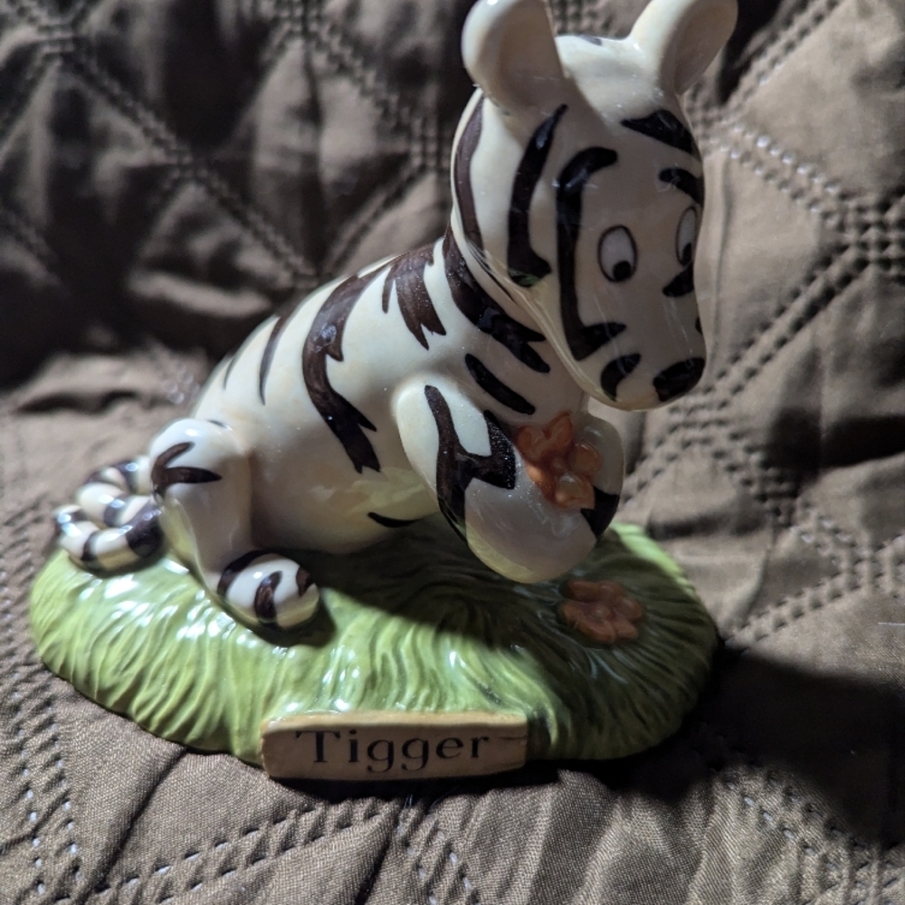 COLLECTIBLE Royal Doulton LimEdit #1121/#2000, "Tigger Loves Tigger Lilies"